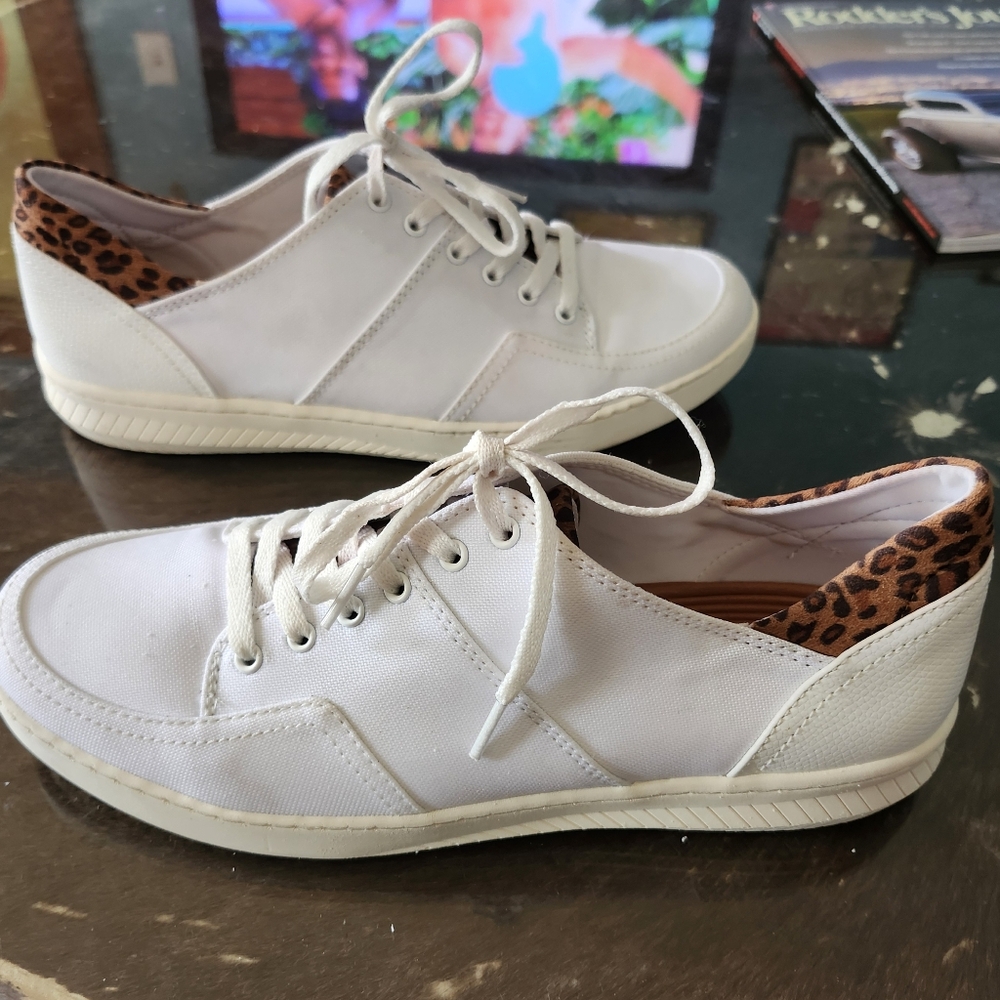 Bare trap white tennis shoes - Size 9
